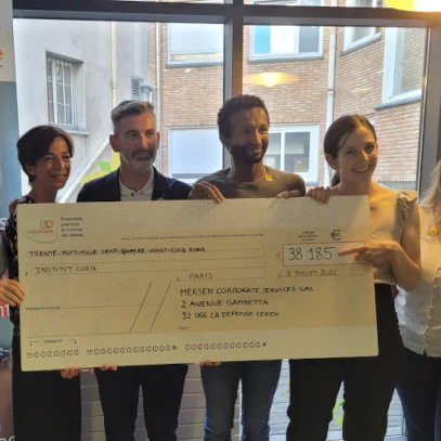 3 Mersen's employees handed over a check of €38,185 to the Institut Curie