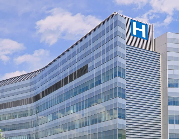 Photo Hospital blue sky white H sign